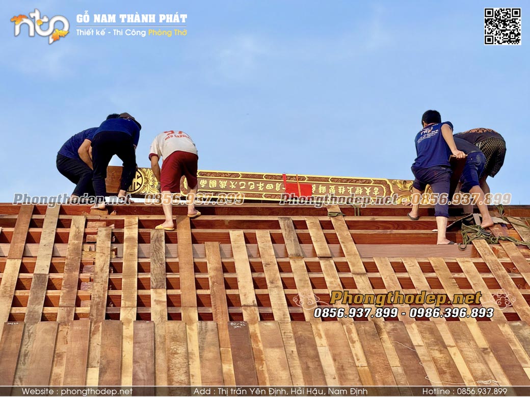 HÌnh ảnh anh em nhà gỗ Nam Thành Phát đang chuẩn bị đặt thượng lương vào vị trí